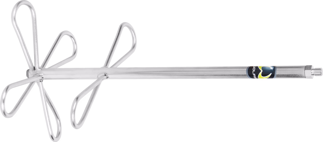 Close-up van een metalen mengpeddel voor een boor tegen een witte achtergrond. Het gereedschap heeft een lange cilindrische stalen as met een schroefdraad aan het uiteinde en een zeskantmoer voor montage. Aan de andere kant bevinden zich twee rijen van elk drie druppelvormige, gebogen draadblaadjes die symmetrisch rond de as zijn gelast en een zesvleugelige mengkop vormen. De peddel lijkt verzinkt of verchroomd, met zichtbare lasnaden en een klein fabrikantssticker bij het schroefuiteinde. Ontworpen om verf, pleister, cement, mortel, lijmen en andere viskeuze materialen met een handboor te mengen, zorgt het voor krachtige circulatie en vermindert het luchtinsluiting.