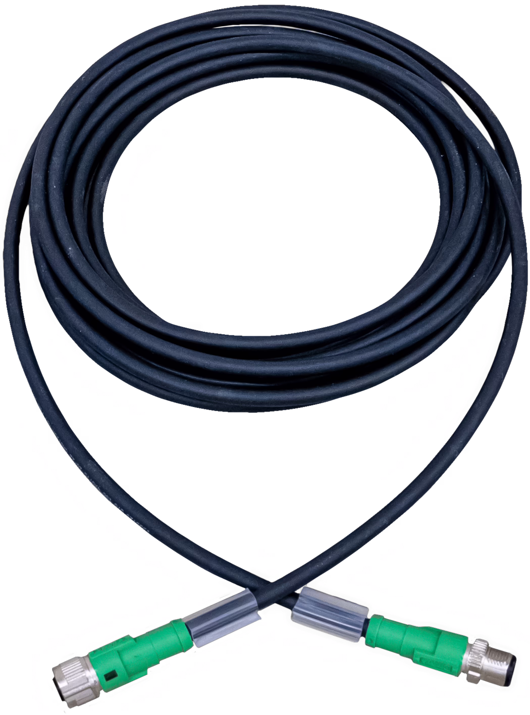 Opgerolde zwarte kabel met twee groene connectoren: Een lange, rubberen zwarte kabel netjes opgerold in een cirkelvormige lus op een witte achtergrond. Beide uiteinden hebben groene kunststof connectoren met zilverkleurige, schroefbare metalen koppelingen en korte grijze trekontlastingen; de kabel vormt onderaan een hartachtige vorm waar de twee uiteinden elkaar kruisen. Het oppervlak van de kabel vertoont lichte structuur en gebruikssporen. De afbeelding is vrijstaand op witte achtergrond en van bovenaf gefotografeerd, en toont de volledige spoel en connectoren — geschikt voor productvermeldingen en technische beschrijvingen.