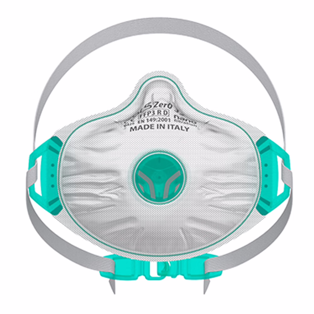 Arturo Tools_171108_BLS ZERO 032 Disposable stofmasker_2022-06 Close-up van een witte, beker‑achtige ademhalingsmasker met een centrale turquoise uitademingsklep, turquoise rand en bevestigingsclips en grijze elastische hoofdbanden. Licht gevormd lichaam met een getextureerd oppervlak en de opdruk 'MADE IN ITALY' nabij de bovenkant; geïntegreerde eénrichtingsklep in het midden voor gemakkelijker uitademen. Verstelbare turquoise zijclips houden de grijze banden vast en een lagere turquoise gesp zorgt voor een stevige pasvorm. Medische/industriële beschermingsmasker om neus en mond te bedekken, afgebeeld op witte achtergrond.