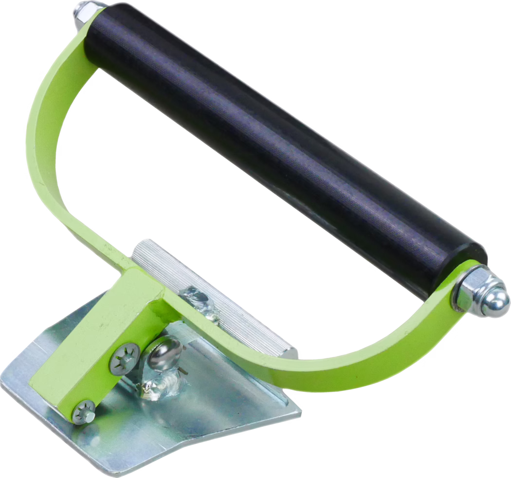 WOLFF_Dummy_10068_carpet clamp two handed_2025-08 Close-up van een handrolgereedschap: een zwarte cilindrische rubberen rol gemonteerd in een limoen-groene U-vormige metalen beugel met chroomboutjes aan beide uiteinden. De beugel is verbonden met een kleine, schuin geplaatste zilveren montagemaatplaat met zichtbare schroeven en een lasnaad. Een geribbelde zilveren klem bevindt zich vlak bij de basis van de rol. De foto op witte achtergrond toont duidelijke details van de lak, metalen bevestigingen en draaipunten en benadrukt de compacte, robuuste constructie voor het aandrukken of gladstrijken van oppervlakken.