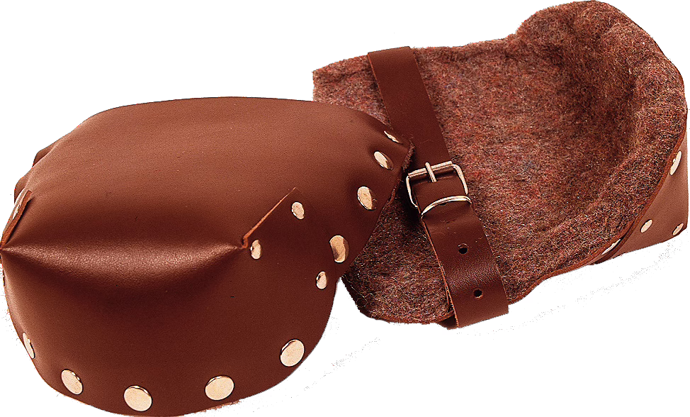 WOLFF_Dummy_15813_knee protectors leather_2025-08 Twee bruine lederen beschermkappen met vilten voering en metalen klinknagels, één opengelegd zodat de zachte, wolachtige binnenvoering zichtbaar is, verbonden door een leren riem met een verstelbare metalen gesp, gefotografeerd op een witte achtergrond.