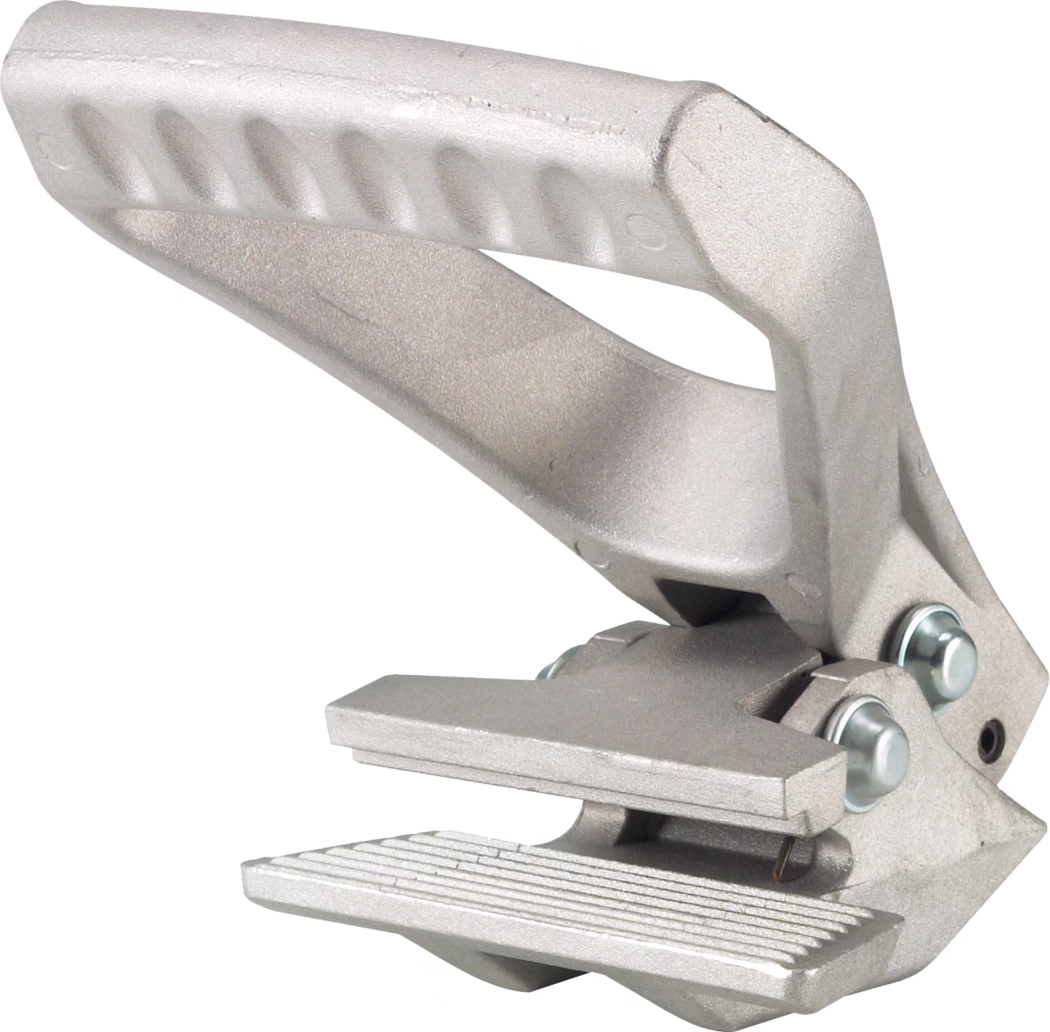 WOLFF_Dummy_13342_carpet clamp_2025-08 Close-up van een handzame enkelgat-perforator van zilverkleurig metaal. De hefboomperforator heeft een gestructureerde greep, een rechthoekige matrijs en twee zichtbare klinknagels bij het scharnier; bedoeld om één gat in papieren vellen te ponsen.