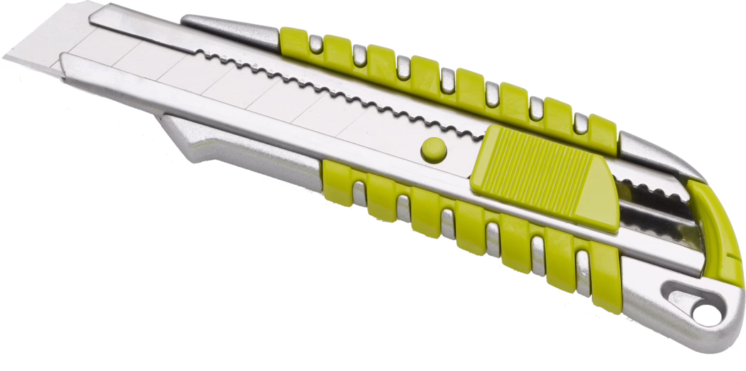 WOLFF_Dummy_55030_Break-off knife_22025-08 Close-up van een zilveren en geel intrekbaar breekmes (boxcutter) met een gesegmenteerd afbreekbaar mes, metalen behuizing en geribbelde gele kunststofschuif, vrijstaand op witte achtergrond.