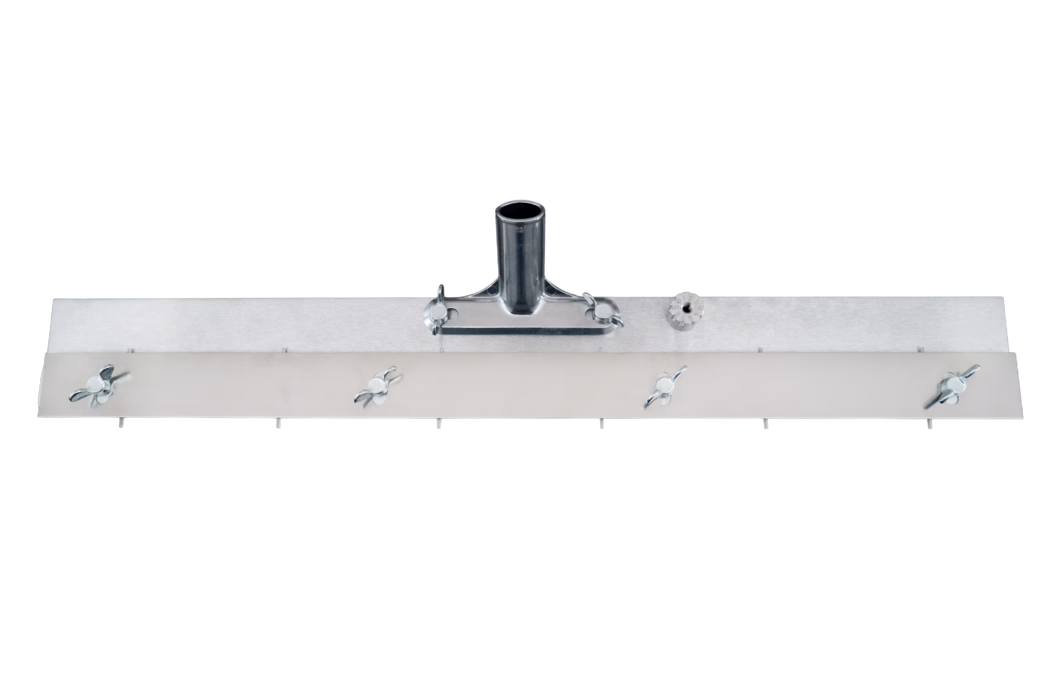 WOLFF_Dummy_51318_Large surface scraper_2025-08 Een robuuste metalen vloerwisserkop gefotografeerd op een witte achtergrond. Het product bestaat uit een lange rechthoekige gegalvaniseerde stalen plaat met een centrale buisvormige houder voor een steel, gemonteerd op een versterkte beugel. Een vervangbare rubberen of vilten strip is aan de onderrand bevestigd en met meerdere vleugelmoeren en kleine schroeven aan de voorzijde vastgezet. Het oppervlak heeft een ruwe metalen afwerking en zichtbare bevestigingsmiddelen; het ontwerp is bedoeld om water, mortel en vuil van vloeren te schrapen, te egaliseren of te verwijderen tijdens bouw- en schoonmaakwerkzaamheden.