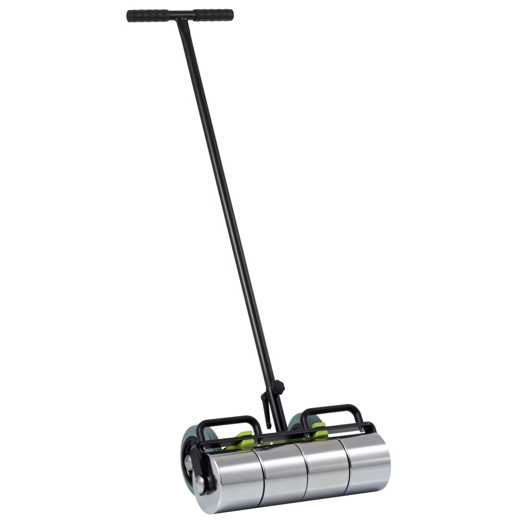 WOLFF_Dummy_56401_Pressure roller with transportation wheels_2025-08 Zwarte gazon- / tuinwals met T-handvat, schuimhandgrepen en een lange schuin geplaatste steel; drie gepolijste metalen cilindrische walsen gemonteerd op een zwart frame met kleine steunwieltjes, gefotografeerd op witte achtergrond.