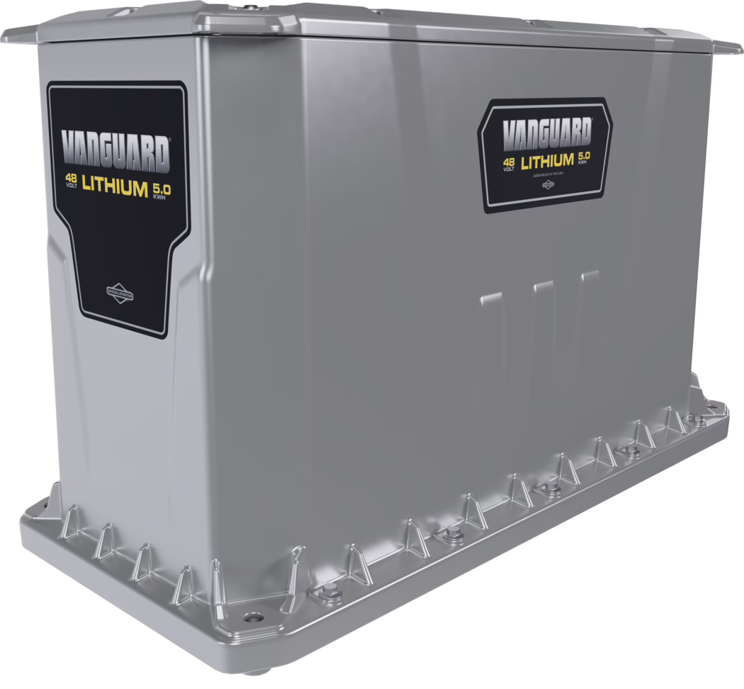 WOLFF_Dummy_172588_Battery Li-Io 5kW-100Ah Independence_2025-08 Zilverkleurige rechthoekige metalen behuizing van een Vanguard-lithiumbatterijmodule met de tekst 'VANGUARD 48 VOLT LITHIUM 5.0 kWh'. Stevige industriële behuizing met zichtbare bevestigingsflenzen en bouten langs de basis, een glad reflecterend metalen oppervlak, verstevigde hoeken en twee zwarte productlabels met opvallende merknaam op de zijkanten.