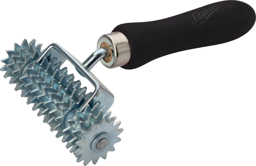 WOLFF_Dummy_34830_Carpet seam roller_2025-08 Close-up van een metalen prikroller met meerdere in elkaar grijpende, stervormige wielen en een zwarte ergonomische handgreep. De gegalvaniseerde rollen hebben scherpe, gelijkmatig verdeelde tanden op verschillende kleine wieltjes die op een as draaien; ze zijn gemonteerd in een stevige verchroomde beugel die via een gebogen metalen schacht is verbonden met een gepolsterde zwarte kunststofgreep. Het gereedschap is gefotografeerd tegen een witte achtergrond en wordt gebruikt om naden aan te drukken, oppervlakken op te ruwen, textuur te creëren of de hechting te verbeteren bij vloeren, behangen, leerbewerking of knutselwerk.