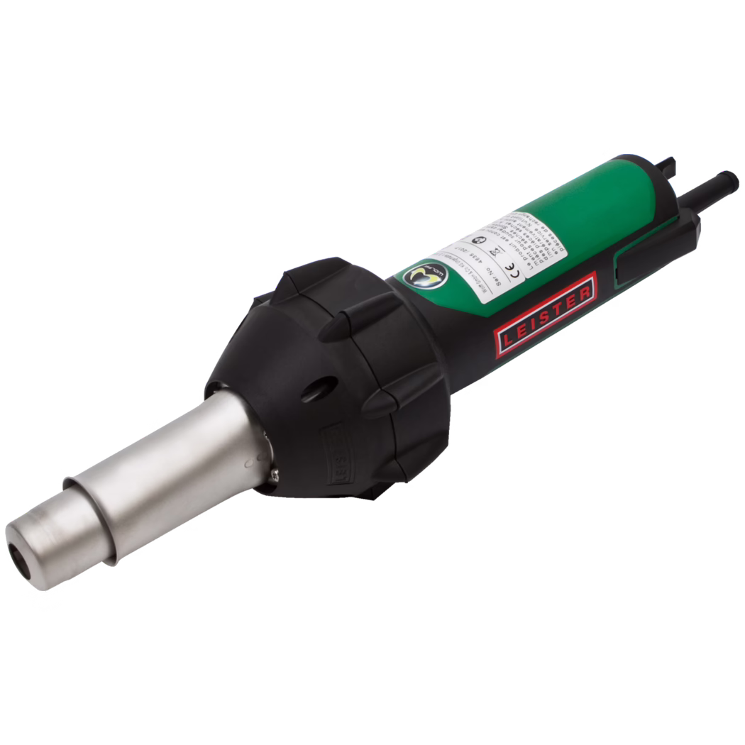 Close-up productfoto van een hand-held elektrische heteluchtpistool (hete-lucht lasapparaat) met een metalen mondstuk en een groen-zwart kunststof behuizing. Het cilindrische roestvrijstalen mondstuk steekt uit een zwarte beschermkraag; de groene behuizing heeft een rood 'LEISTER'-logo, een witte technische sticker en een zwarte achterhandgreep met snoer. Het gereedschap is schoon afgebeeld op een witte achtergrond en is geschikt voor kunststoflassen, krimpen of drogen.