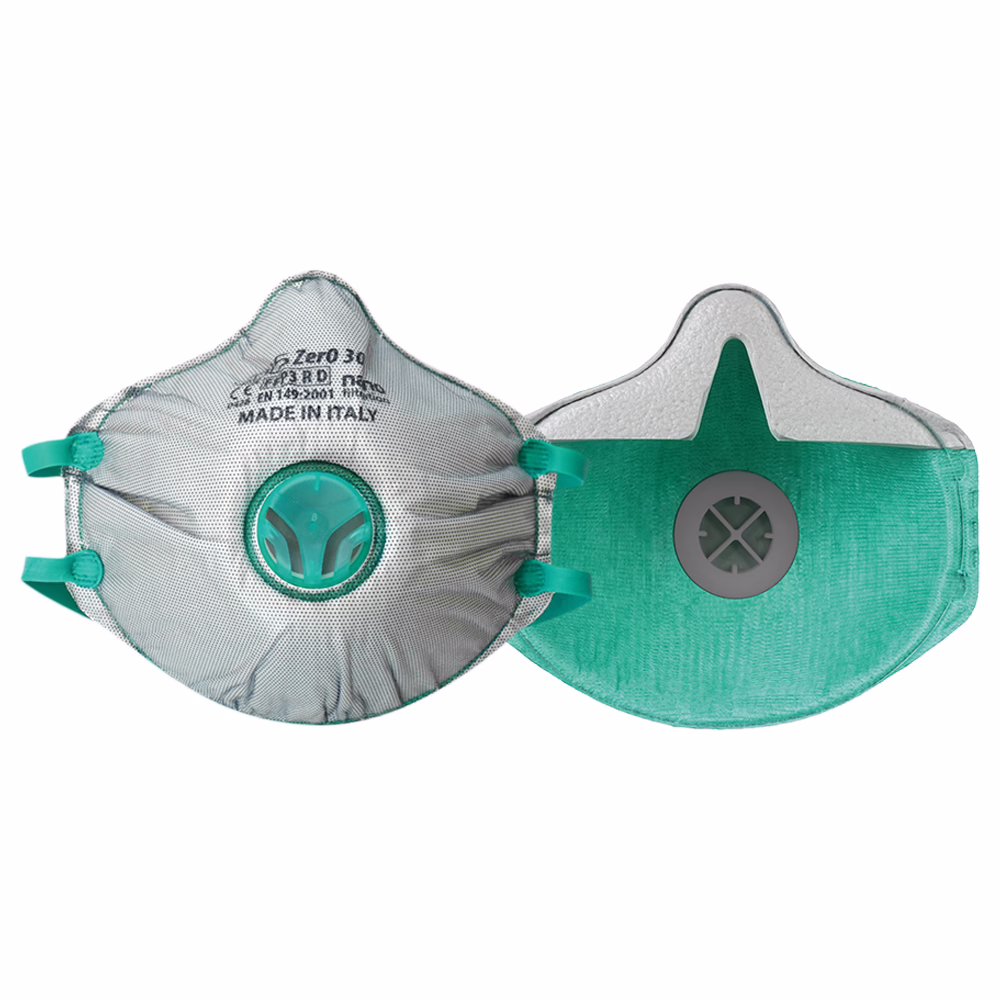 Arturo Tools_171105_BLS ZERO 030 Disposable stofmasker_2022-06 Twee wegwerpmaskers in beker‑vorm naast elkaar op een witte achtergrond. Het linker masker is lichtgrijs met tealgroene elastische banden en een cirkelvormig uitademventiel met een teal kunststofkap; een fijne gaasstructuur en technische opdrukken, waaronder 'MADE IN ITALY', zijn bovenaan zichtbaar. Het rechter masker is van de binnen- of achterzijde afgebeeld, voornamelijk turquoisegroen met een centrale grijze ventilatieopening en een witte neusbrug; de maskers zijn gevormd om het gezicht te sluiten en bestaan uit meerdere filterlagen. De afbeelding toont ontwerpdetails, materialen en het ventielmechanisme, wat wijst op gebruik voor ademhalingsbescherming in industriële of medische omgevingen; er zijn geen personen aanwezig.