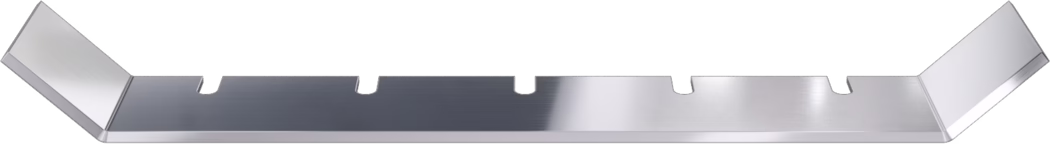 WOLFF_Dummy_173451_CWS-U-Blade 350x60x3,0mmx45°_2025-08 Geborsteld roestvrijstalen montagesteun gezien van voren: een lange platte strip met twee schuine uiteinden en vier rechthoekige inkepingen langs de bovenrand; gladde, licht reflecterende geborstelde afwerking en afgeschuinde randen.